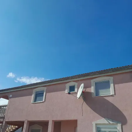 Caliente A Apartman Vir